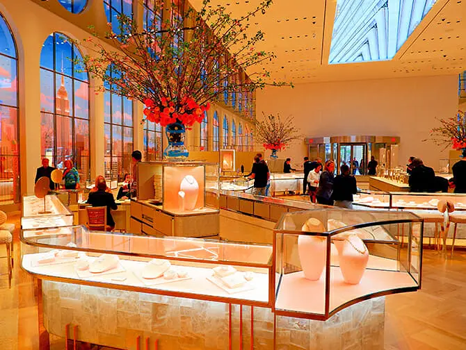 Shopping on Fifth Avenue - Tiffany's