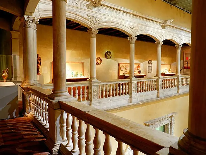 The Metropolitan Museum of Art in New York - Temple of Dendur Front