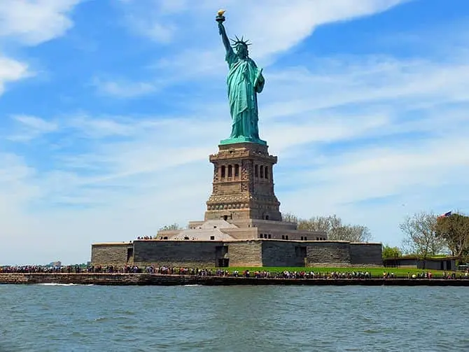 Bateaux Lunch Cruise in New York - Statue of Liberty