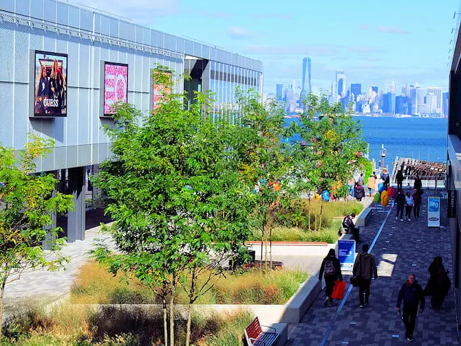 Staten Island in New York Empire Outlets
