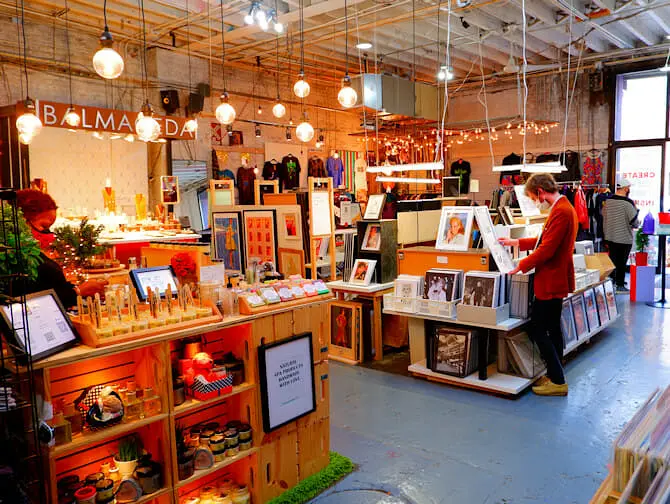 Flea markets in New York - Artists And Fleas inside