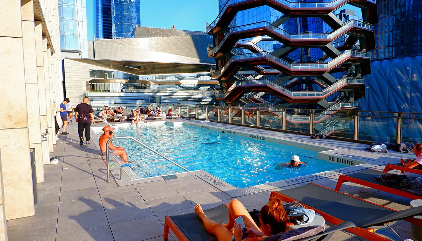 Hotels with pools in New York - Equinox Hotel