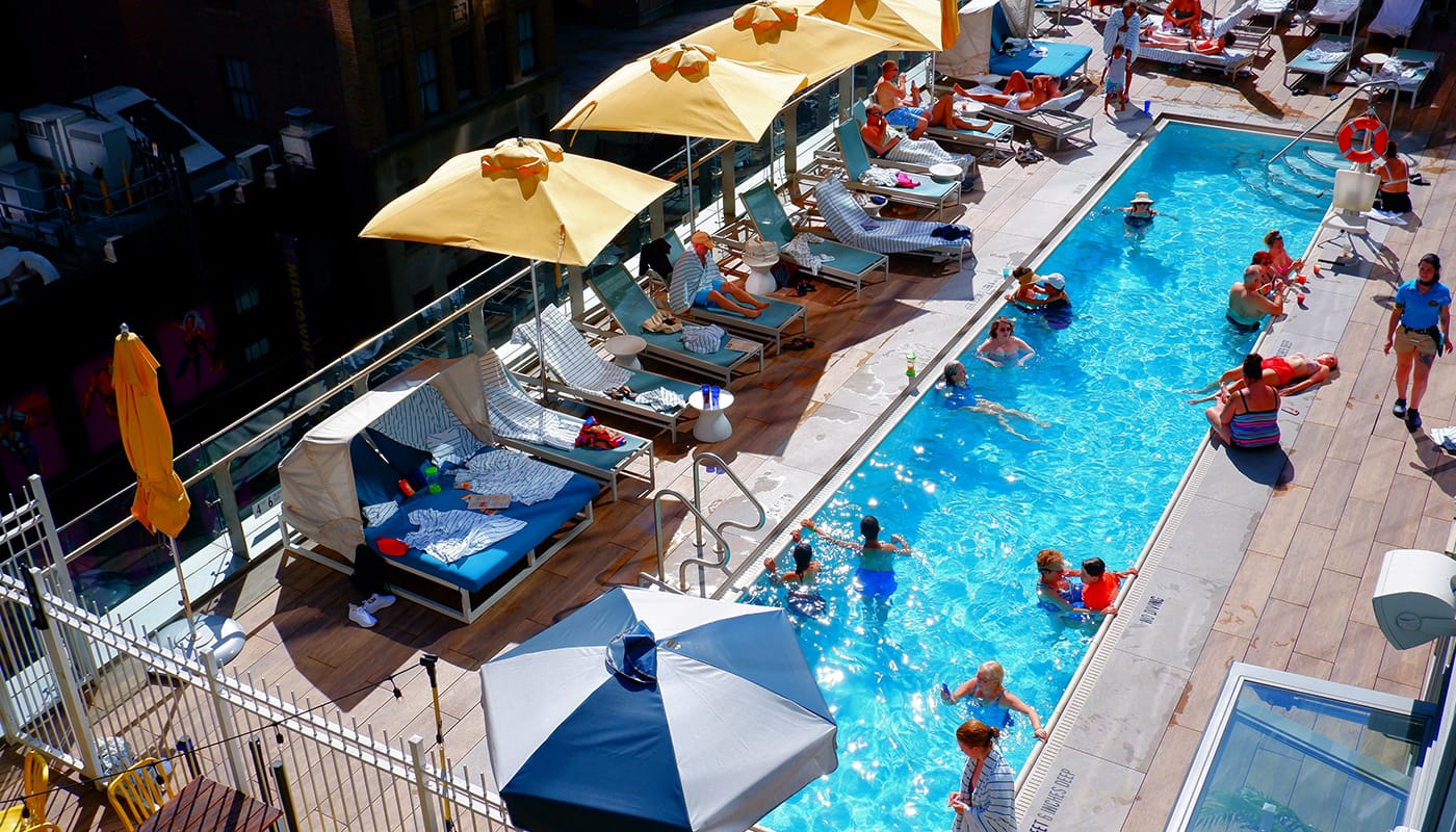 Отели с бассейном в Нью-Йорке - Margaritaville Resort Times Square