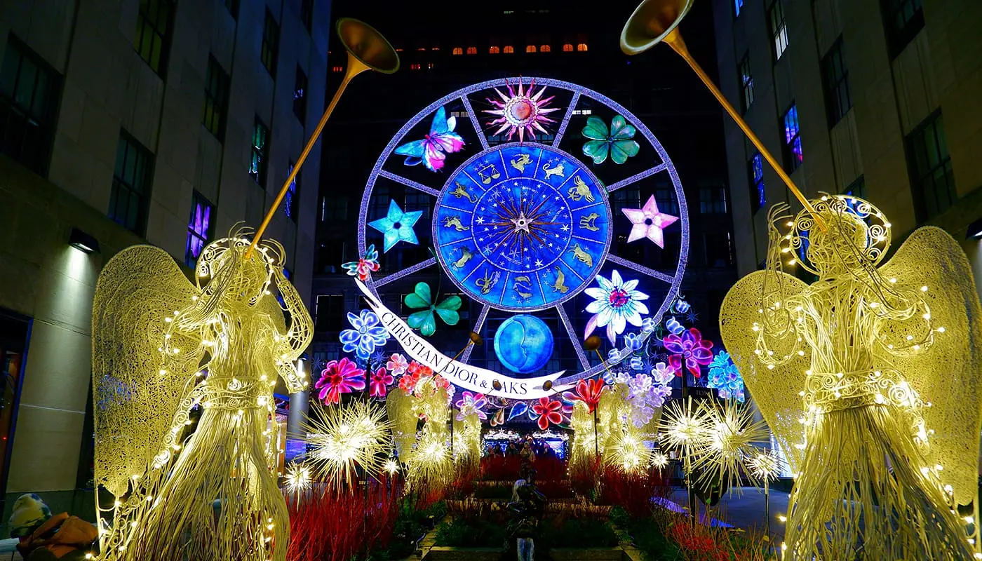 Christmas Itinerary for New York - Saks Fifth Avenue Holiday Light Show